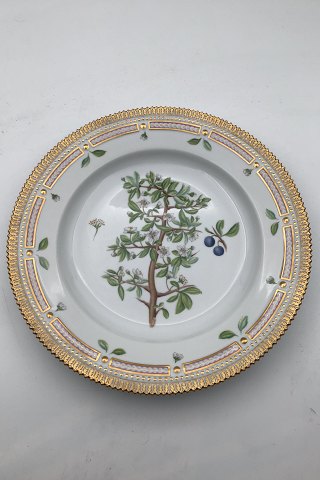 Royal Copenhagen Flora Danica Dinner Plate No. 624 (20/3549)